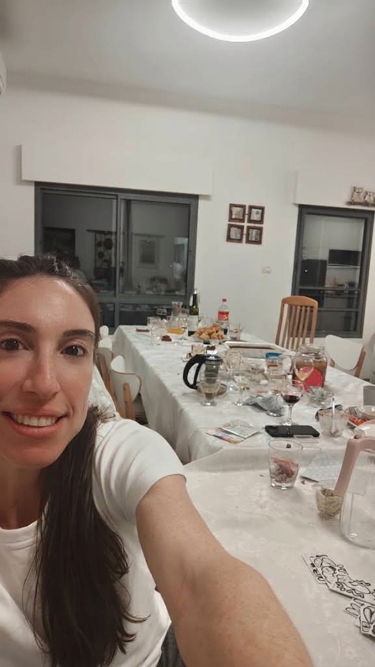 חן פוגלמן מחייכת בארוחת חג משפחתית